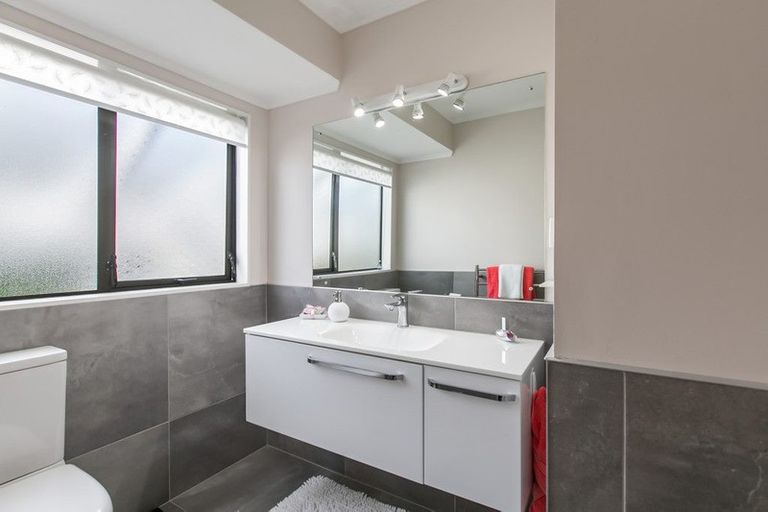 Photo of property in 4 Woodview Rise, Botany Downs, Auckland, 2010