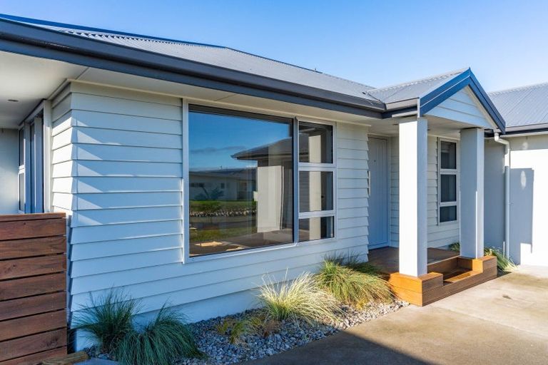 Photo of property in 33 Karoro Road, One Tree Point, 0118