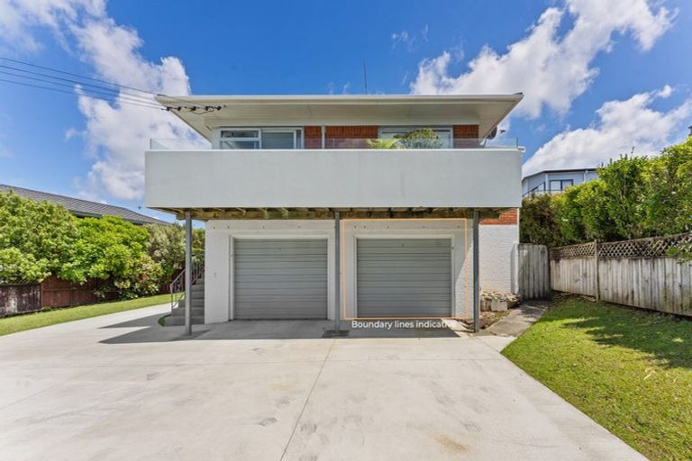 Photo of property in 2/174 East Coast Road, Forrest Hill, Auckland, 0620