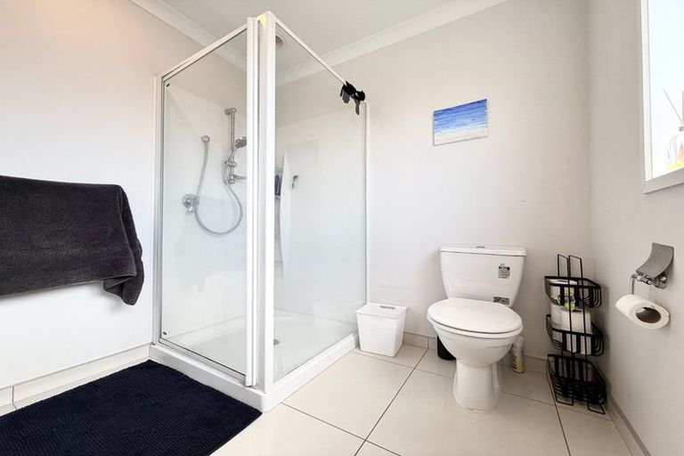 Photo of property in 17 Tamworth Crescent, Newlands, Wellington, 6037