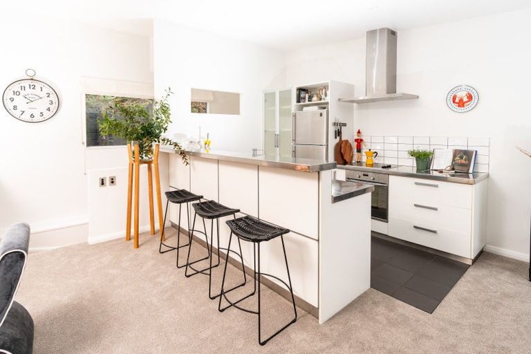 Photo of property in 21 Kopiko Way, Brooklyn, Wellington, 6021