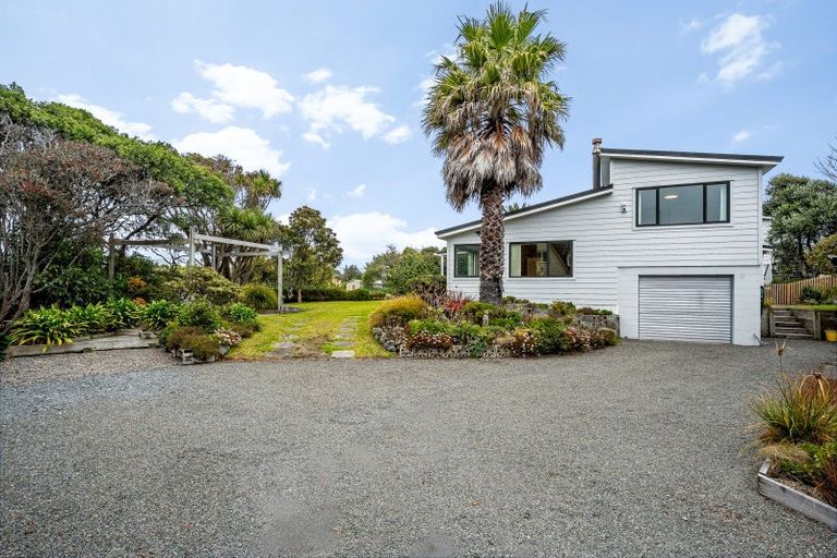 Photo of property in 10 Fenside Street, Waikanae Beach, Waikanae, 5036