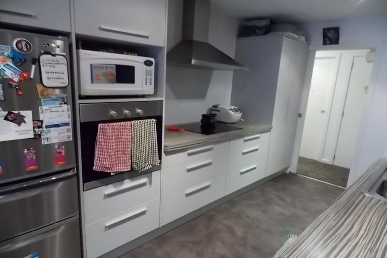 Photo of property in 11a Pinkerton Grove, Newlands, Wellington, 6037