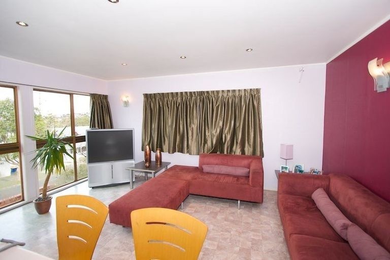 Photo of property in 65 Chelsea View Drive, Chatswood, Auckland, 0626