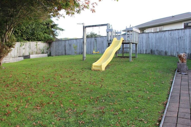 Photo of property in 19 Romney Square, Tawa, Wellington, 5028
