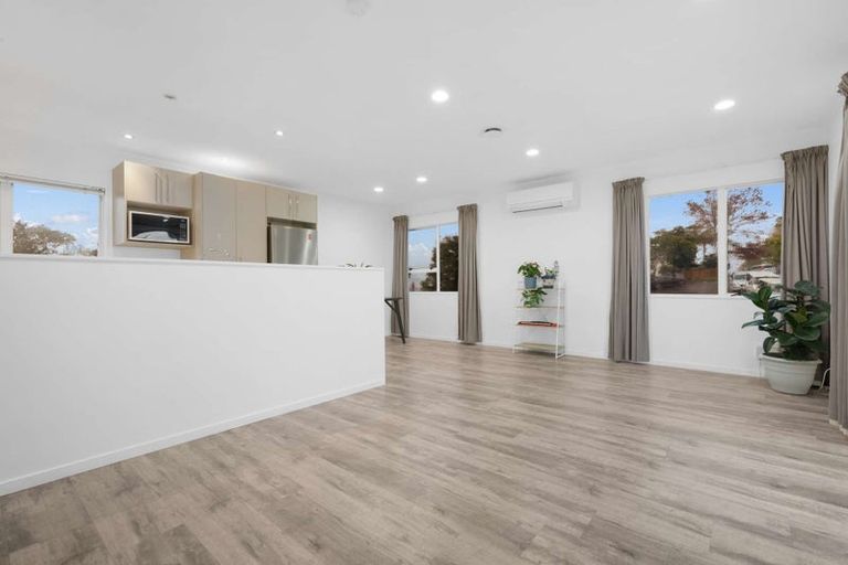 Photo of property in 6 Fernhaven Place, Massey, Auckland, 0614