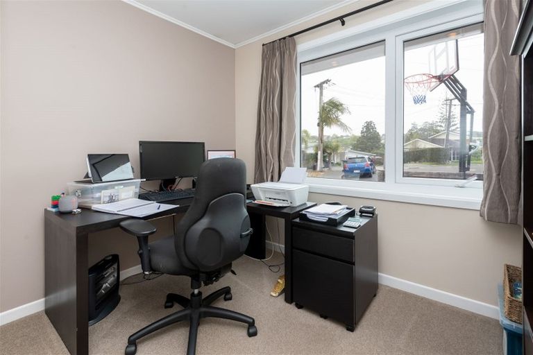 Photo of property in 44 Trelawn Place, Cockle Bay, Auckland, 2014