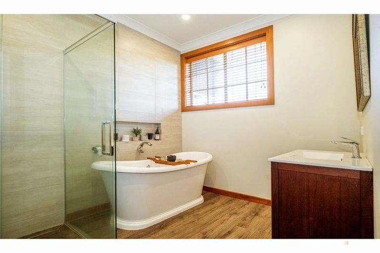 Photo of property in 72 Timaru Road, Waimate, 7924