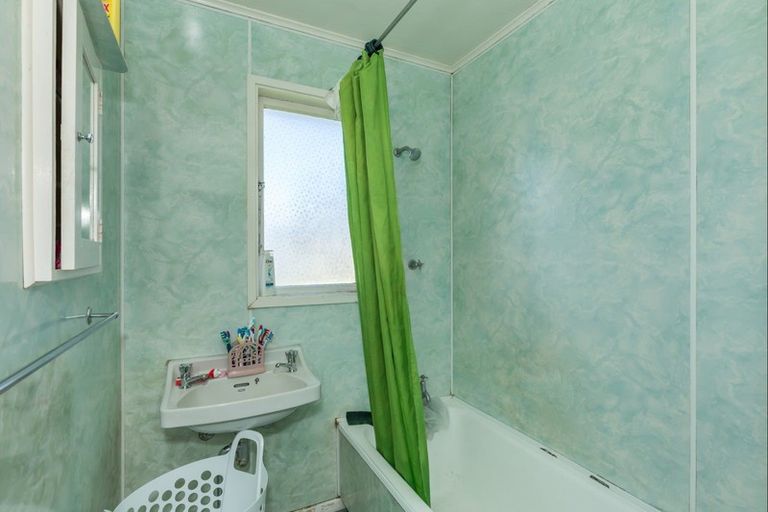 Photo of property in 12 Mersey Street, Levin, 5510