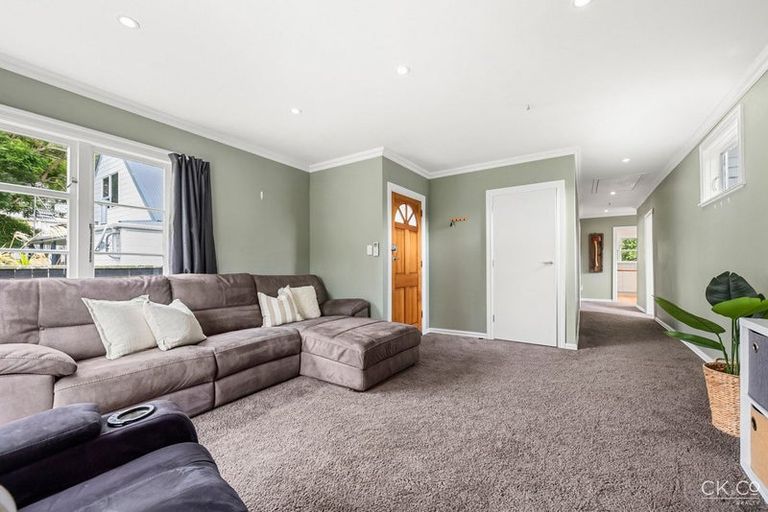 Photo of property in 6 Glen Road, Stokes Valley, Lower Hutt, 5019