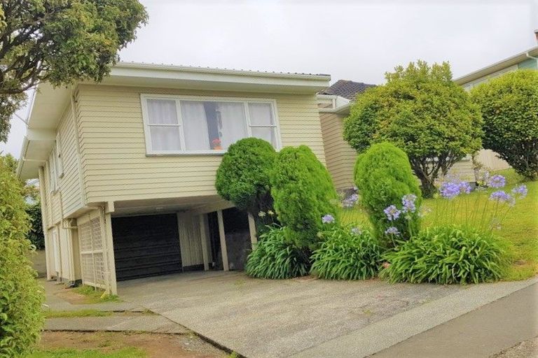 Photo of property in 27 Bellringer Crescent, Newlands, Wellington, 6037