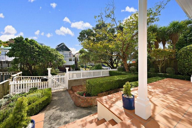 Photo of property in 33 Grove Road, Kelburn, Wellington, 6012