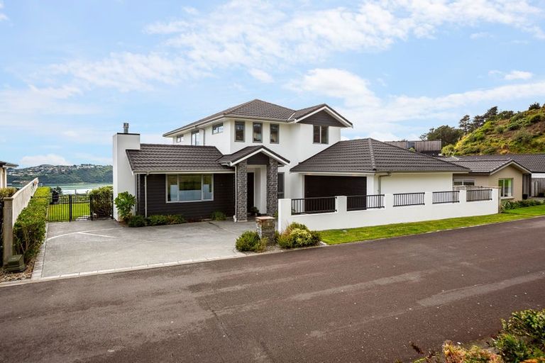 Photo of property in 7 Manapouri Lane, Aotea, Porirua, 5024