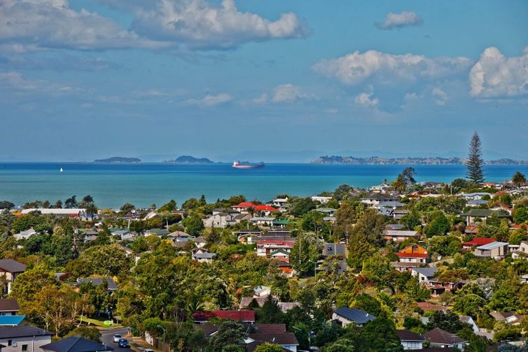 Photo of property in 1/15 Valdese Rise, Browns Bay, Auckland, 0630