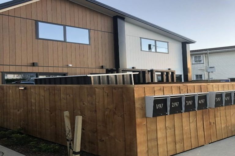 Photo of property in 2/97 Whites Line East, Waiwhetu, Lower Hutt, 5010