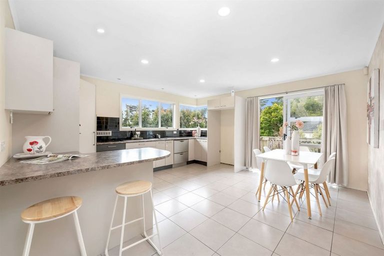 Photo of property in 52 Ennis Avenue, Pakuranga Heights, Auckland, 2010