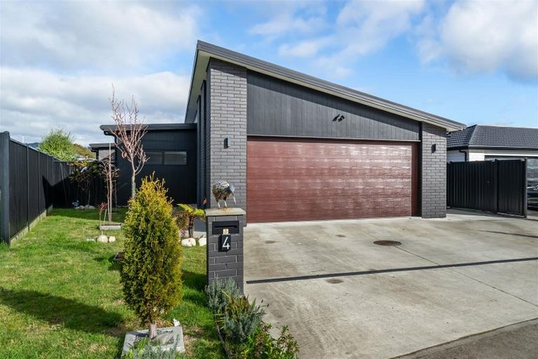 Photo of property in 4 Fenwick Crescent, Wallaceville, Upper Hutt, 5018