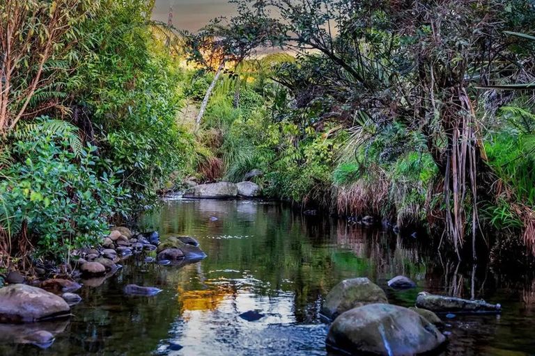 Photo of property in 7 Te Ara Karoiroa Road, Hurford, New Plymouth, 4374