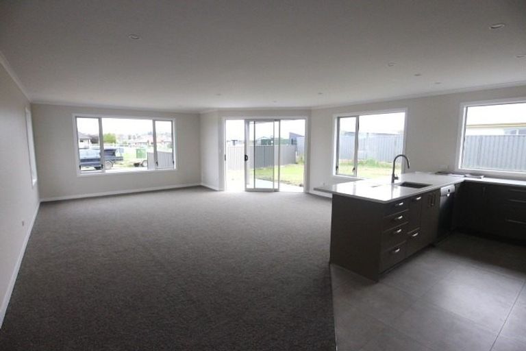 Photo of property in 33 Belgrove Drive, Waipukurau, 4200