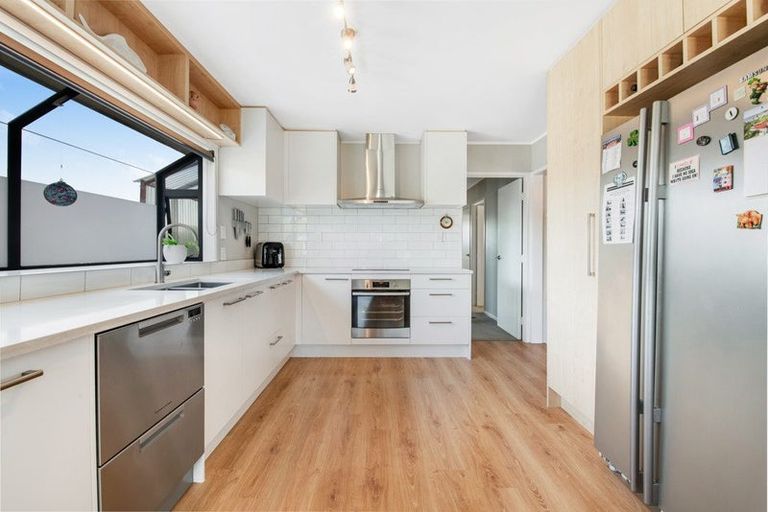 Photo of property in 17 Leiden Place, Totara Vale, Auckland, 0629