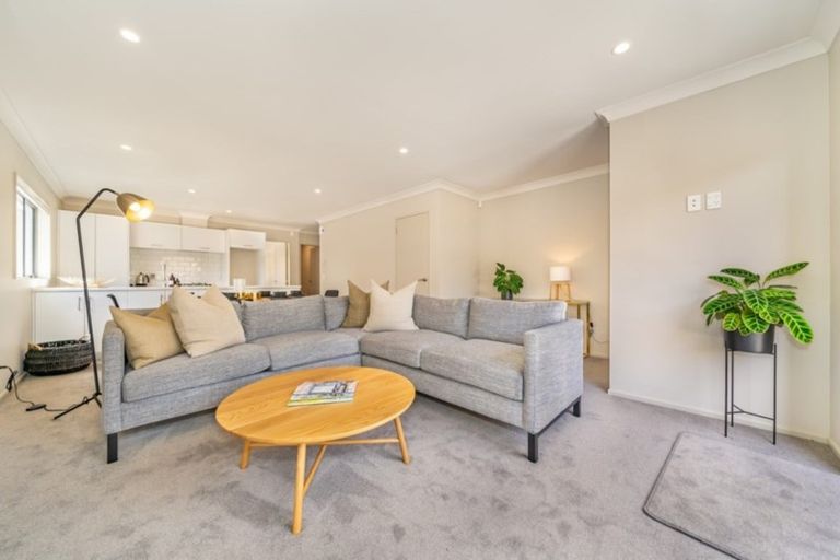 Photo of property in 2 Brindle Way, Newlands, Wellington, 6037