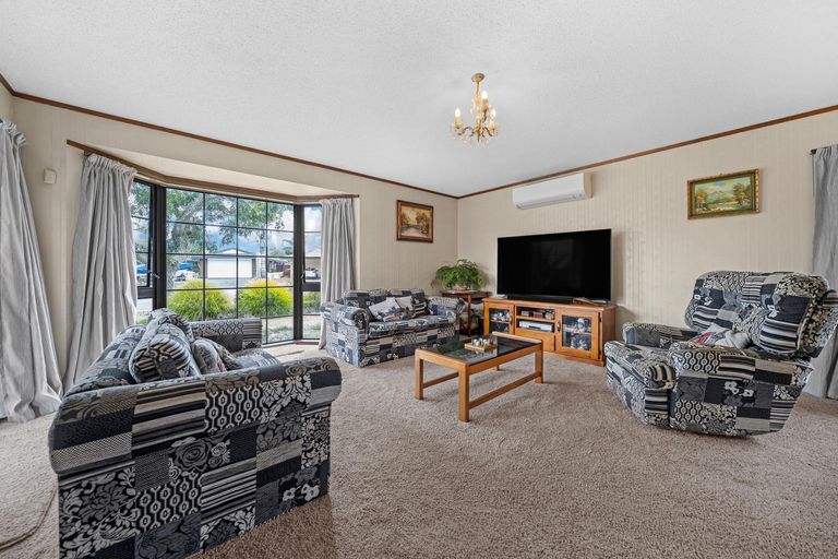 Photo of property in 11 Jessika Place, Conifer Grove, Takanini, 2112