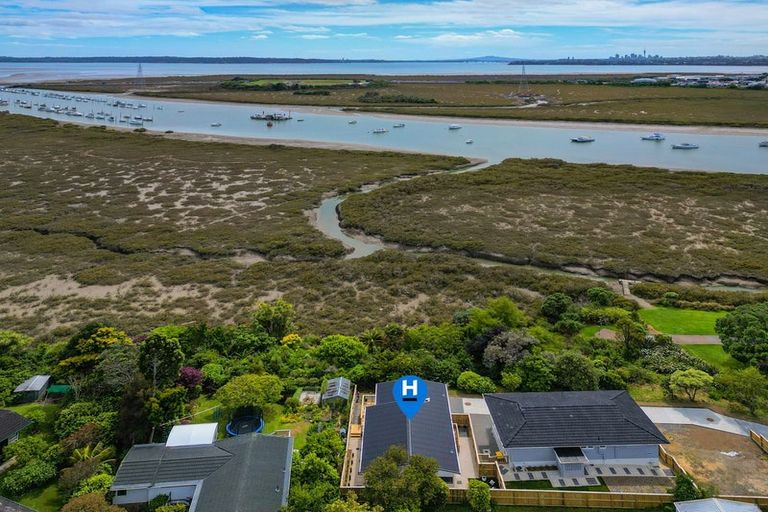 Photo of property in 112c Roberts Road, Te Atatu South, Auckland, 0610