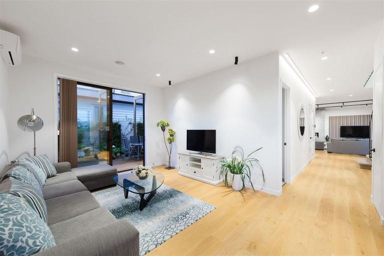 Photo of property in 6 Kina Place, Long Bay, Auckland, 0630