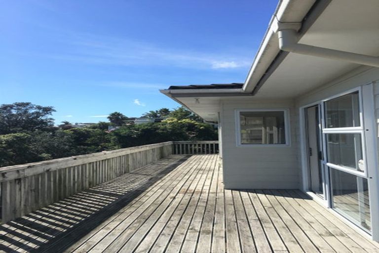 Photo of property in 303 Glenfield Road, Glenfield, Auckland, 0629