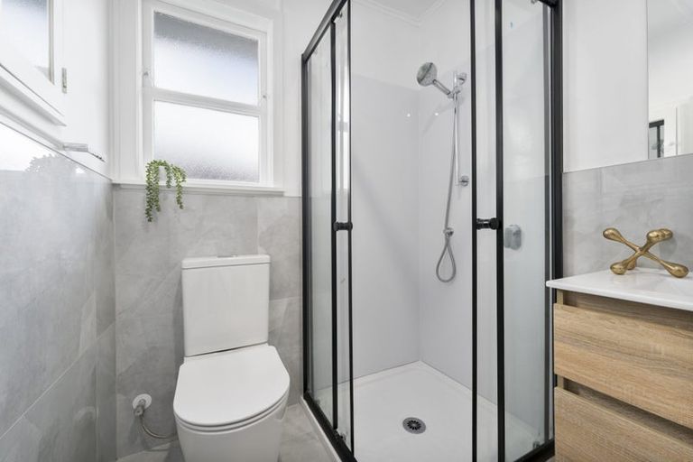 Photo of property in 33 Longburn Road, Henderson, Auckland, 0610