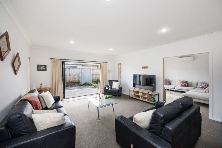 Photo of property in 1 Sycamore Crescent, Fitzherbert, Palmerston North, 4410