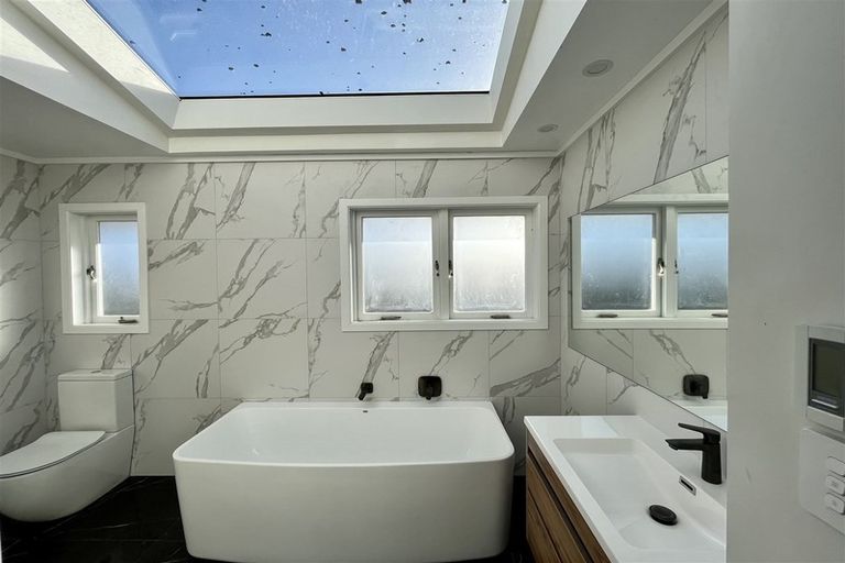 Photo of property in 21 Yeovil Road, Te Atatu Peninsula, Auckland, 0610