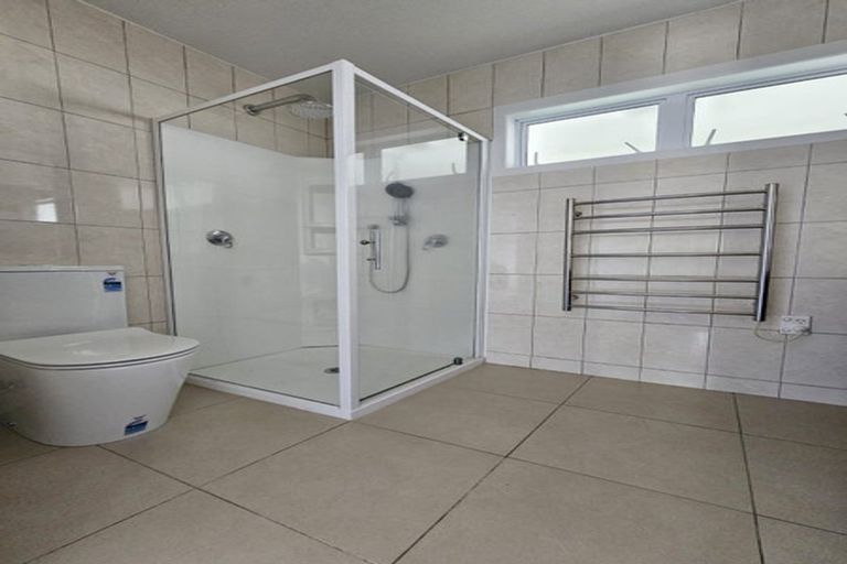 Photo of property in 90 Tirimoana Road, Te Atatu South, Auckland, 0602