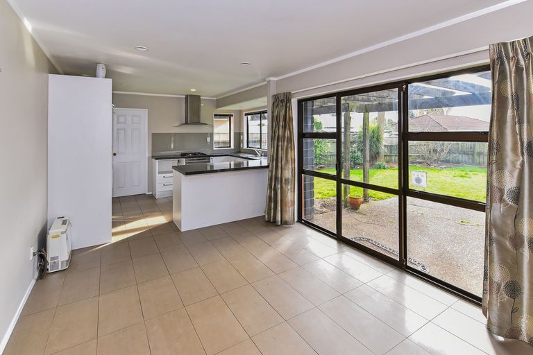 Photo of property in 8 Carlinka Place, Conifer Grove, Takanini, 2112