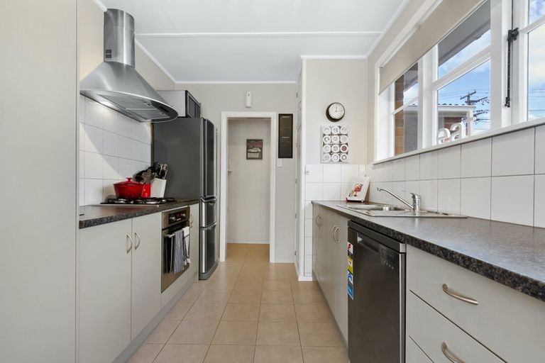 Photo of property in 43 Hutchinson Avenue, New Lynn, Auckland, 0600