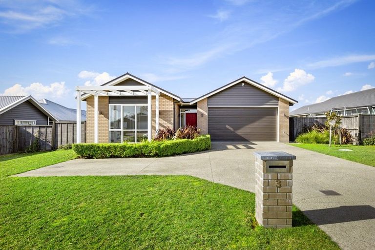 Photo of property in 3 Aro Mato Place, Huapai, Kumeu, 0810