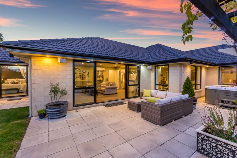 Photo of property in 21 Bernice Crescent, Yaldhurst, Christchurch, 8042