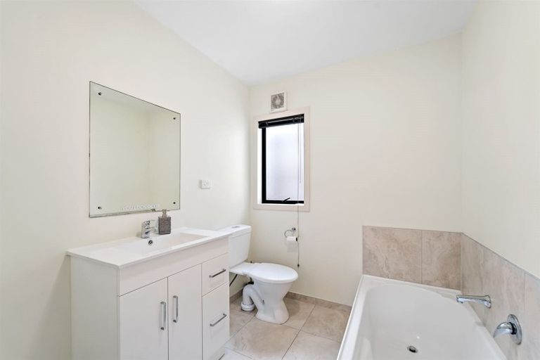 Photo of property in 16 Landvale Court, Browns Bay, Auckland, 0630