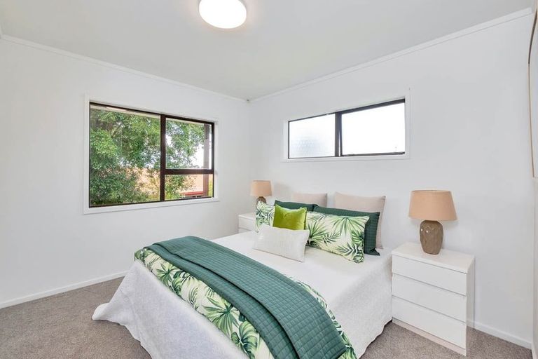 Photo of property in 2/22 Bronzewing Terrace, Unsworth Heights, Auckland, 0632