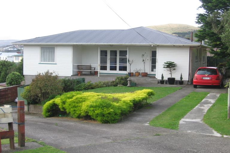 Photo of property in 16 Brooker Grove, Newlands, Wellington, 6037