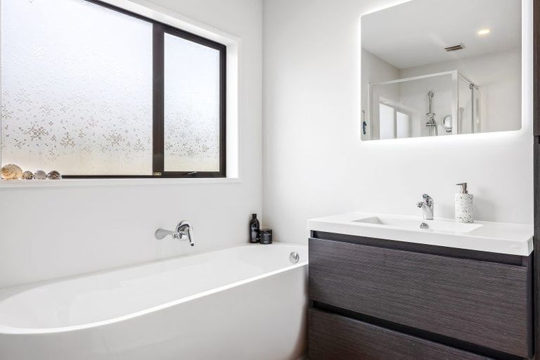 Photo of property in 2/50 Ambleside Drive, Burnside, Christchurch, 8053