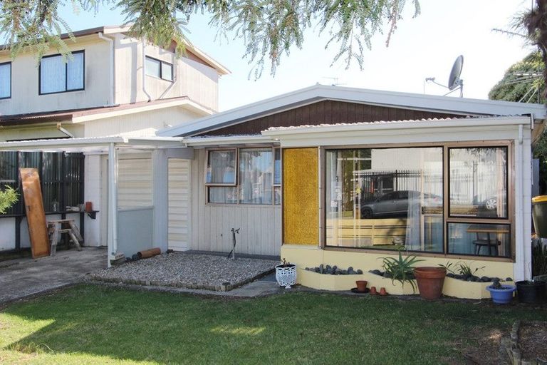 Photo of property in 2/4 Ray Small Drive, Papakura, 2110