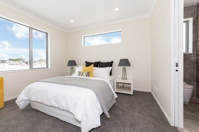 Photo of property in 1 Fred White Drive, Kumeu, 0810