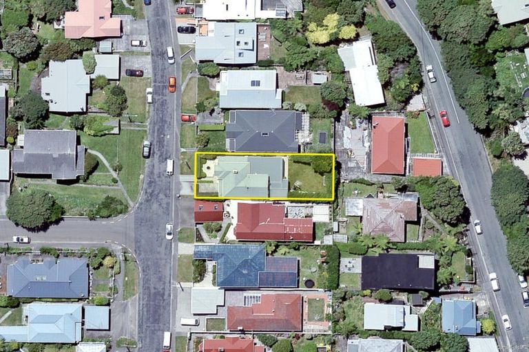 Photo of property in 18 Farm Road, Northland, Wellington, 6012