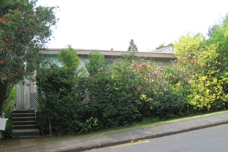 Photo of property in 35 Highland Avenue, Titirangi, Auckland, 0604