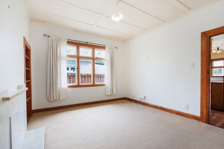 Photo of property in 33 Kingswood Street, Takaro, Palmerston North, 4412