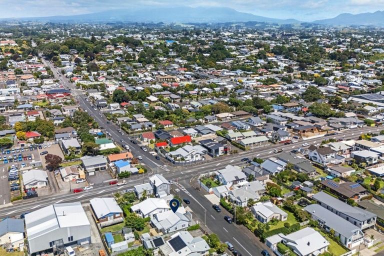 Photo of property in 15 Morley Street, New Plymouth, 4310