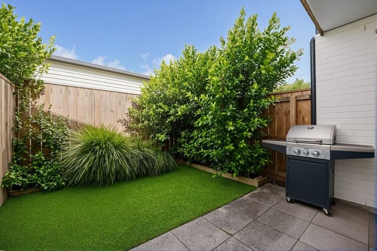 Photo of property in 10/12 Tawa Road, Te Atatu Peninsula, Auckland, 0610