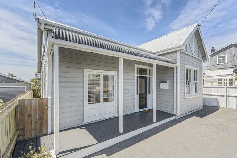 Photo of property in 15 Morley Street, New Plymouth, 4310