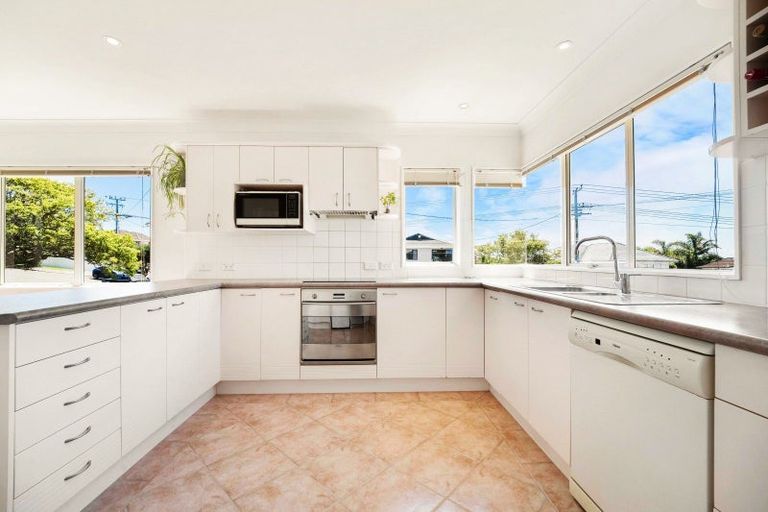 Photo of property in 2/89 Aberdeen Road, Castor Bay, Auckland, 0620